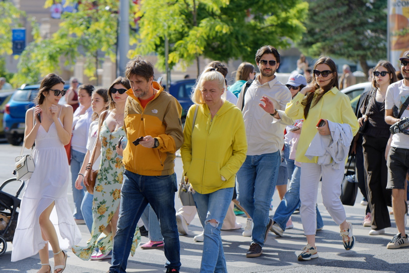 14 - Snapshot with a crowd of people walking across a street